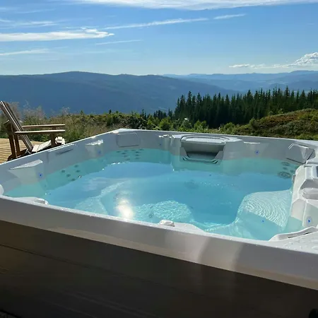 Log With Views, And Ski-in-out 度假居