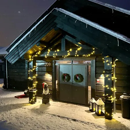 Log With Views, And Ski-in-out 度假居