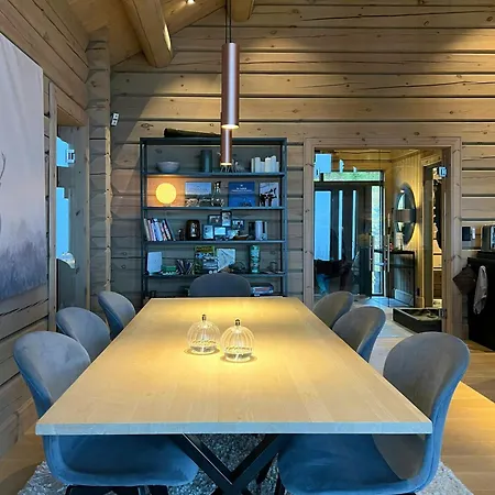 Log With Views, And Ski-in-out 度假居